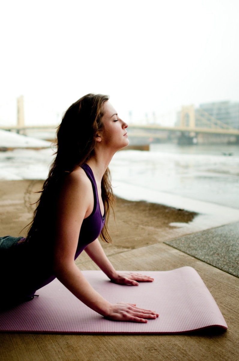 Arbeauty Salud Velilla de San Antonio - woman in black tank top sitting on concrete floor during daytime